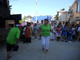 Mayoress Elsa Paz Dances in the Parade
